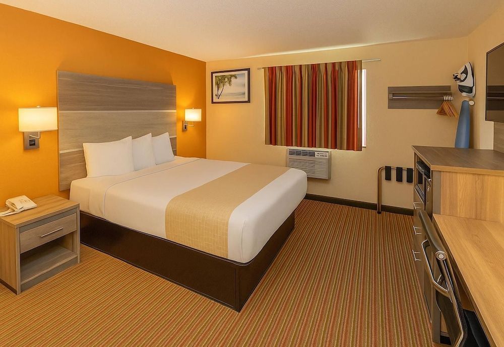 Travelodge by Wyndham Muskegon 2