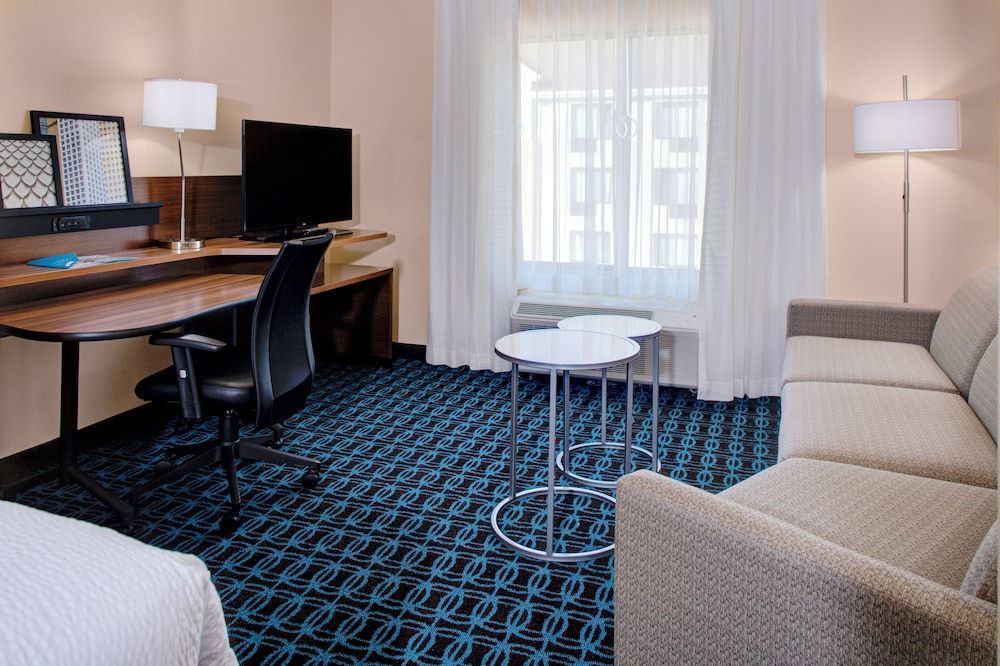 Fairfield Inn & Suites by Marriott Detroit Canton 2