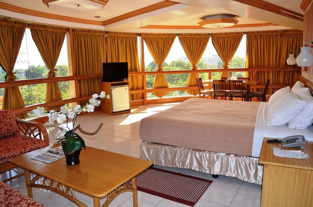Elegant Circle Inn 1