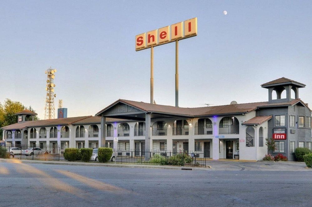 Crossroads Inn - Downtown Sacramento 1