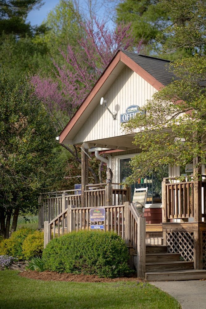 Highland Lake Inn & Resort - Flat Rock 2