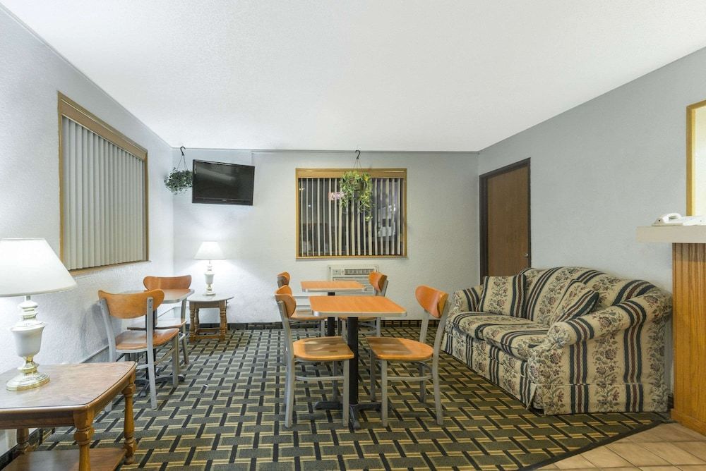 Super 8 by Wyndham Twinsburg/Cleveland Area 2