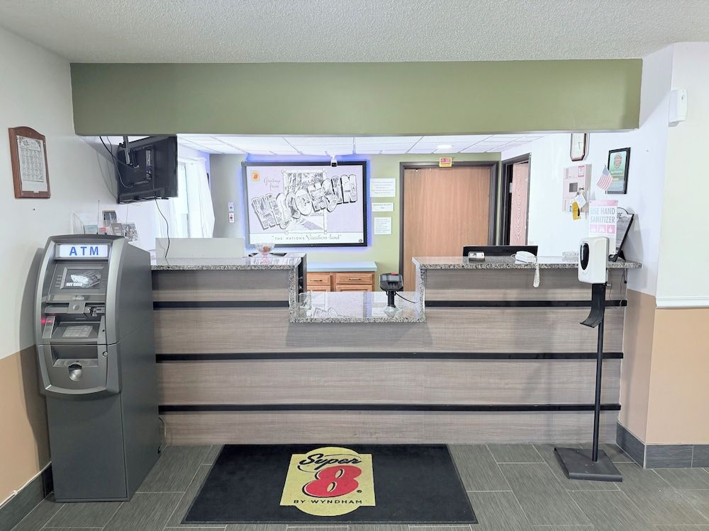 Super 8 by Wyndham Fond Du Lac 2