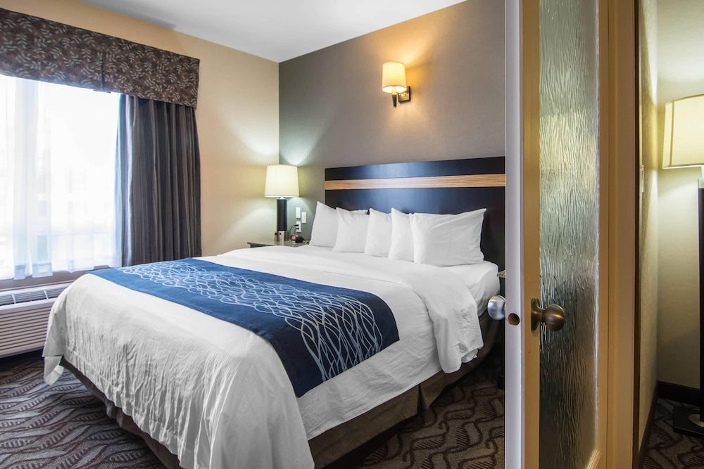 Comfort Inn & Suites Fort Saskatchewan 1