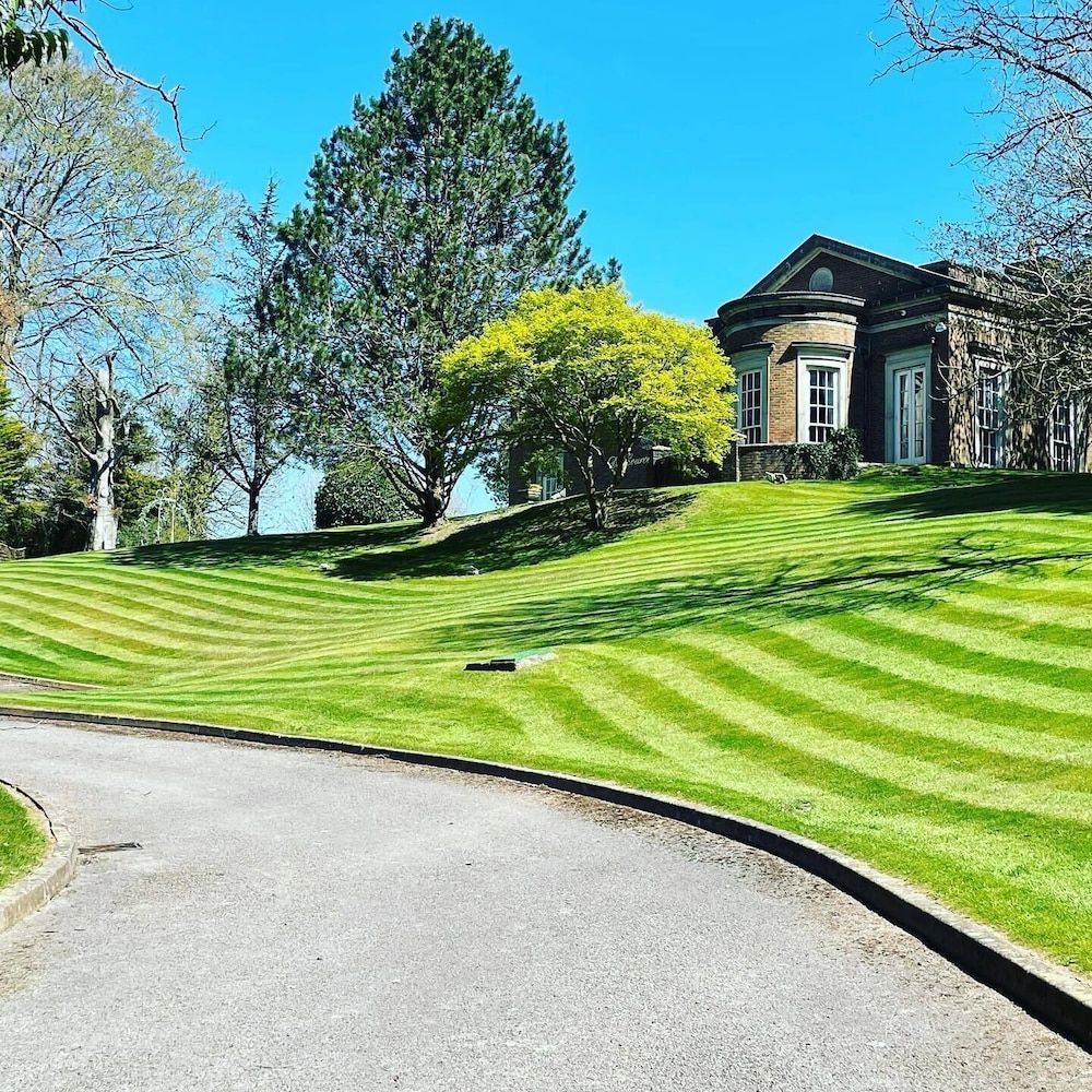 De Courceys Manor Suites & Cottages 1