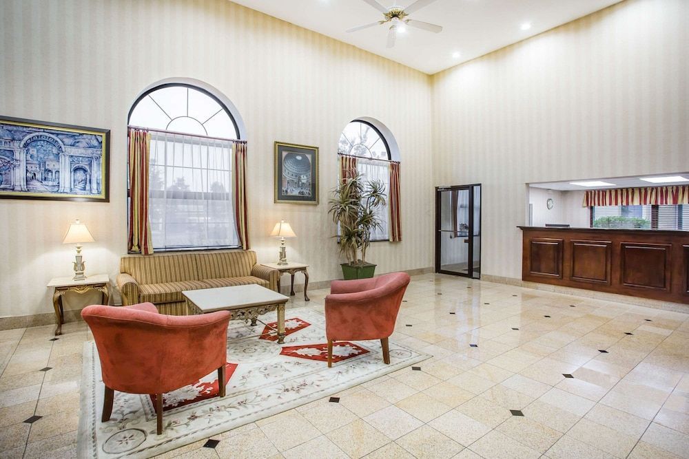 Days Inn & Suites by Wyndham Columbia Airport 1
