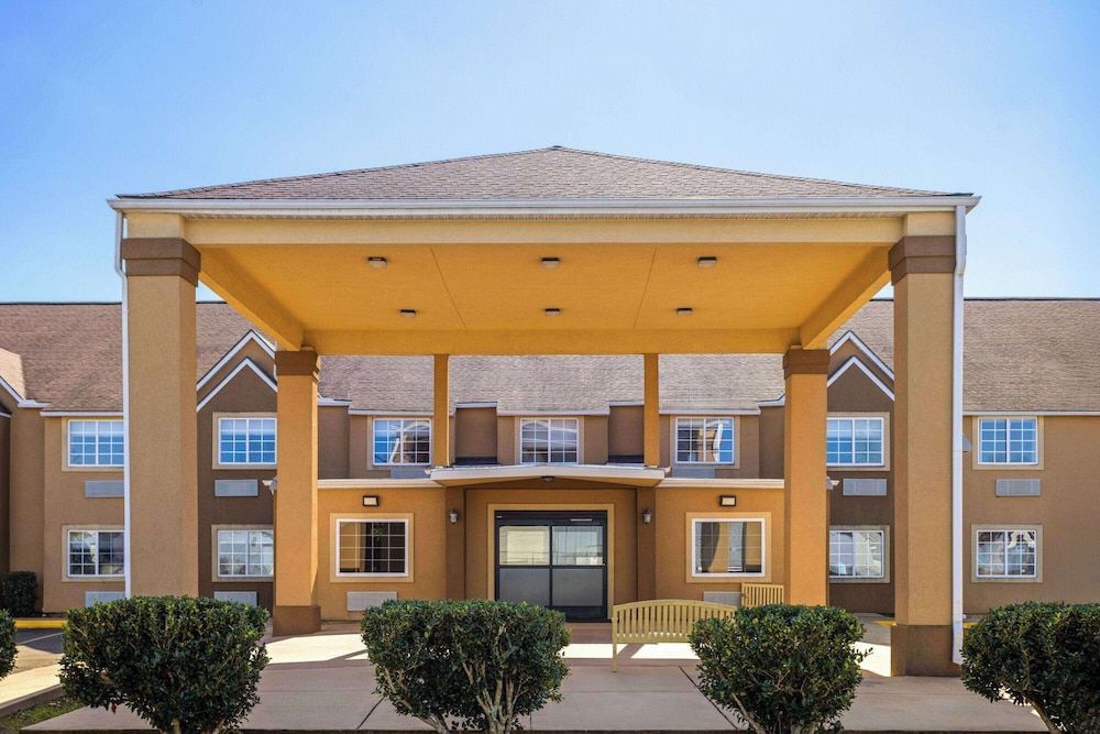 Days Inn by Wyndham Jackson Downtown 1