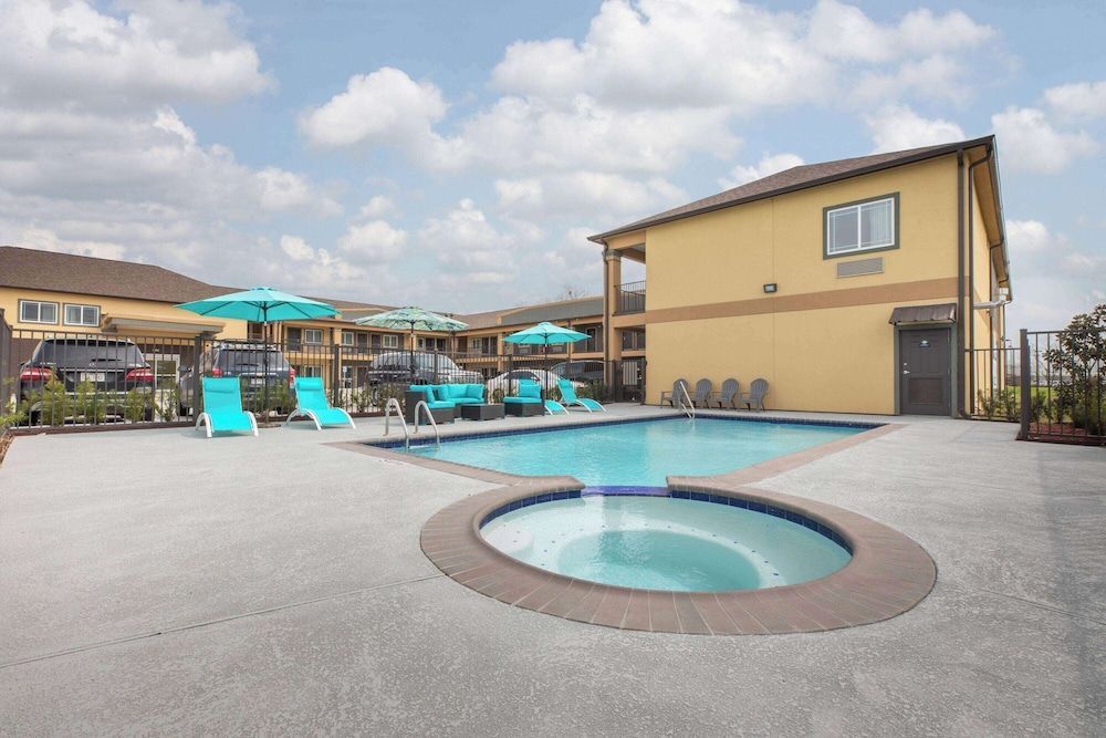Days Inn & Suites by Wyndham La Porte 1
