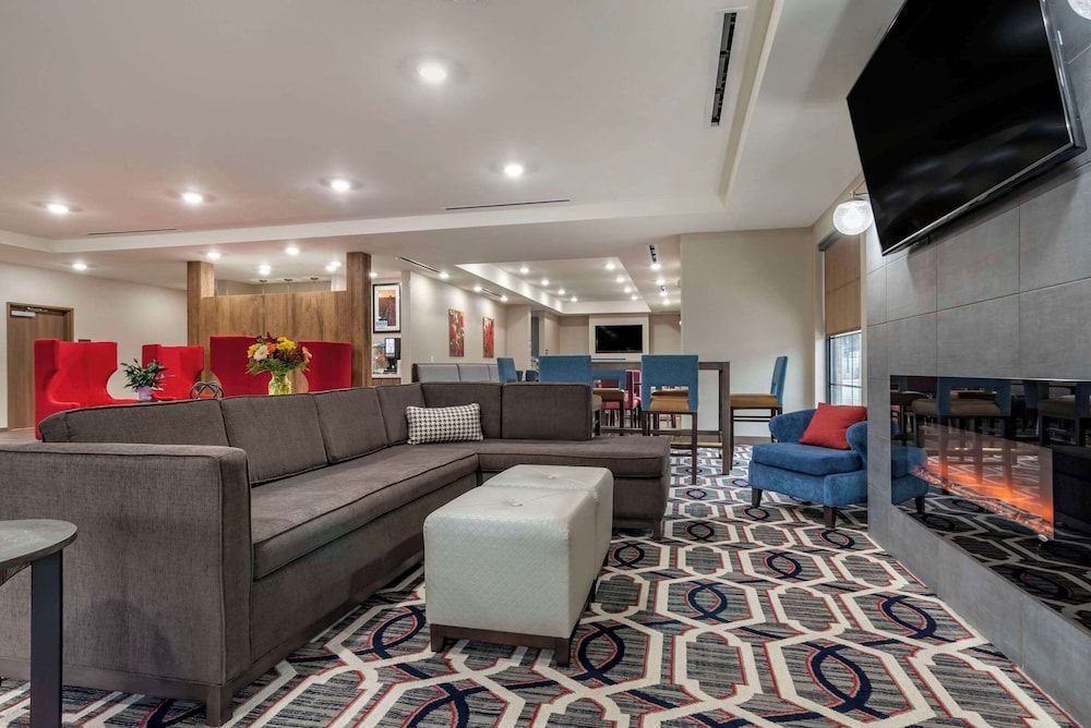 Comfort Inn & Suites Downtown near University 2