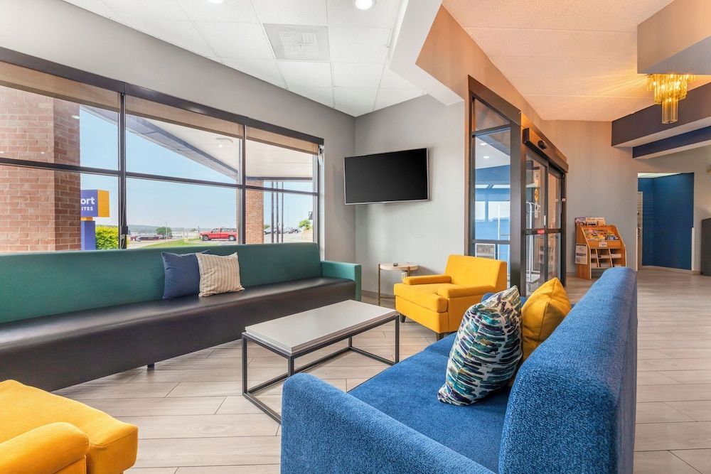 Comfort Inn & Suites Madison - Airport 2