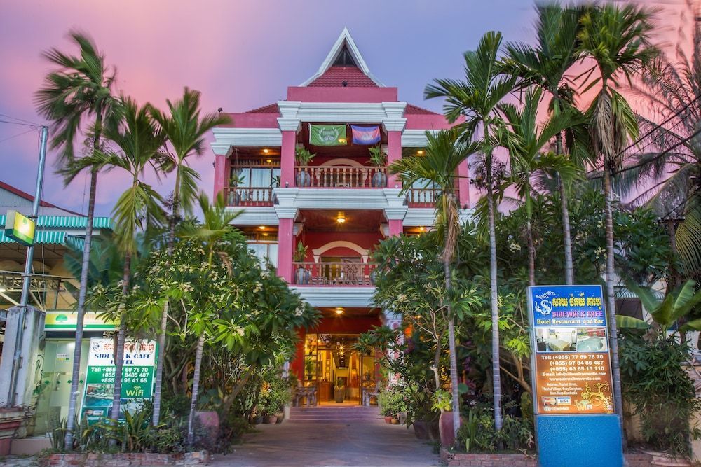 Side Walk Hotel 1