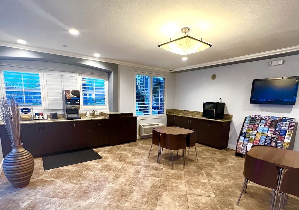 Harbor Inn & Suites 2