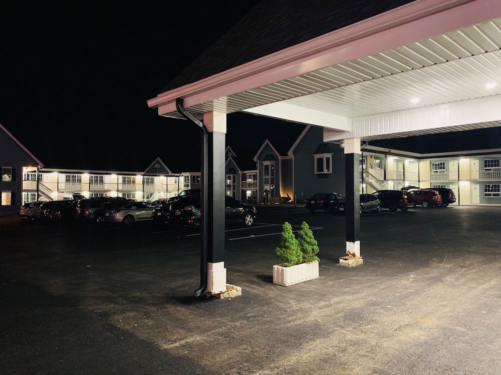 Falls Lodge & Suites 2
