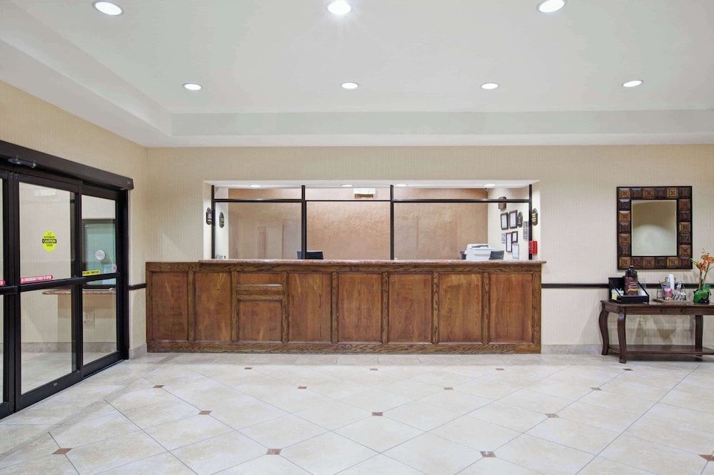 Super 8 by Wyndham IAH West/Greenspoint 2