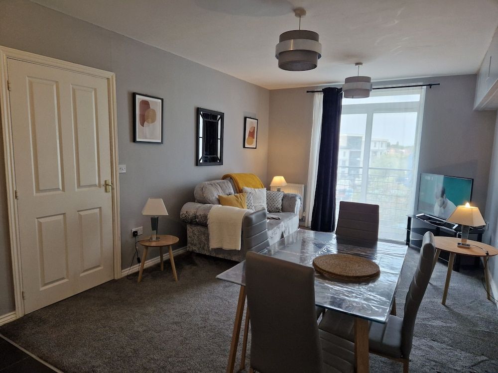 Stylish 2-bed Apartment - Sleeps 4, Parking & Wifi 2
