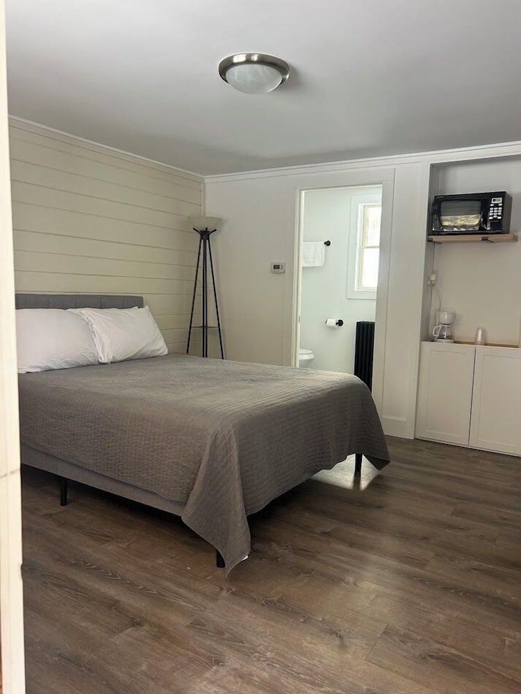 Saratoga Garden Motel 2