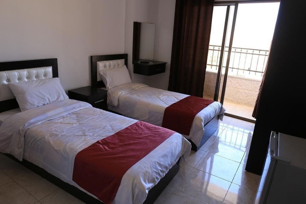 Weekend Hotel 2