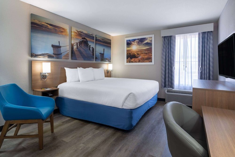 Days Inn & Suites by Wyndham Commerce 1