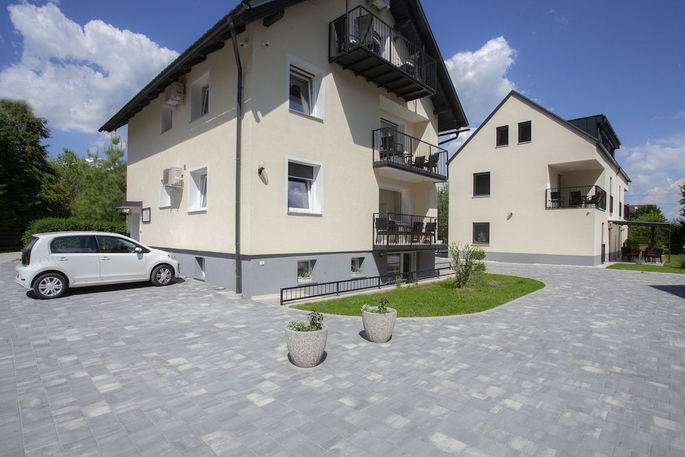 Apartments Razingar 9 1