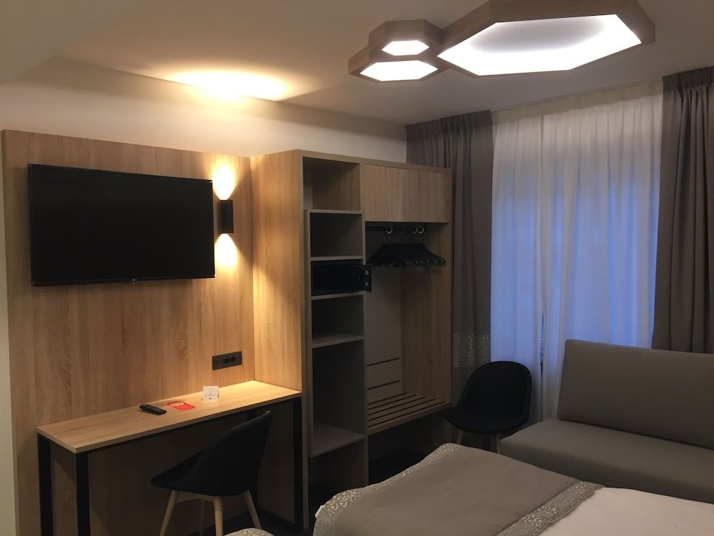 Tourist Hotel 2