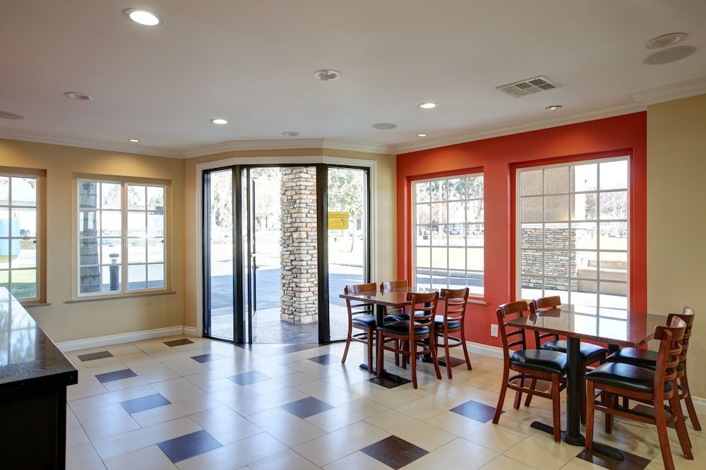 Ontario Inn & Suites 2