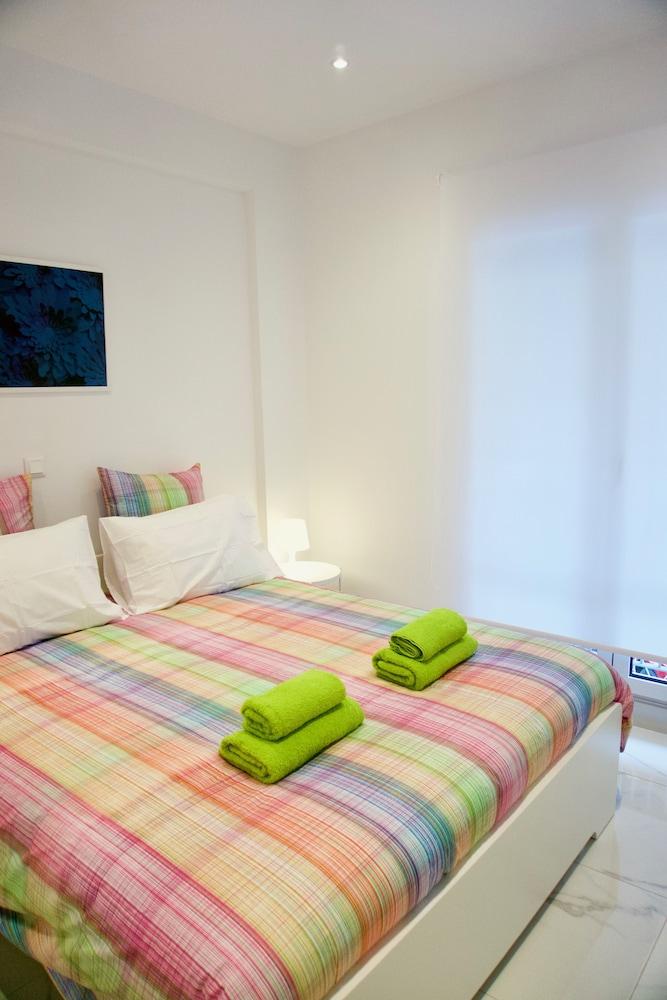 SOPHISTICATED MODERN APT IN ATHENS 2