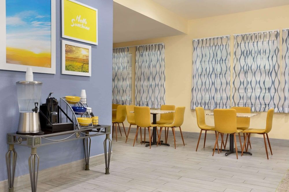 Days Inn & Suites by Wyndham DFW Airport South-Euless 2