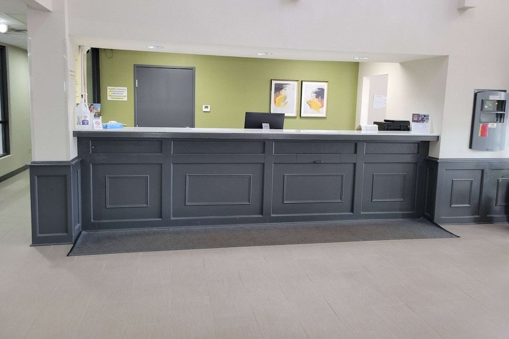 Super 8 by Wyndham Aurora/Naperville Area 2