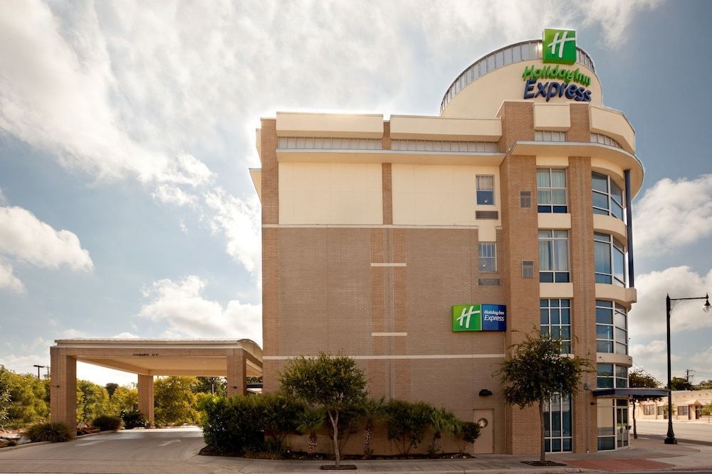 Holiday Inn Express & Suites SAN ANTONIO RIVERCENTER AREA by IHG 1