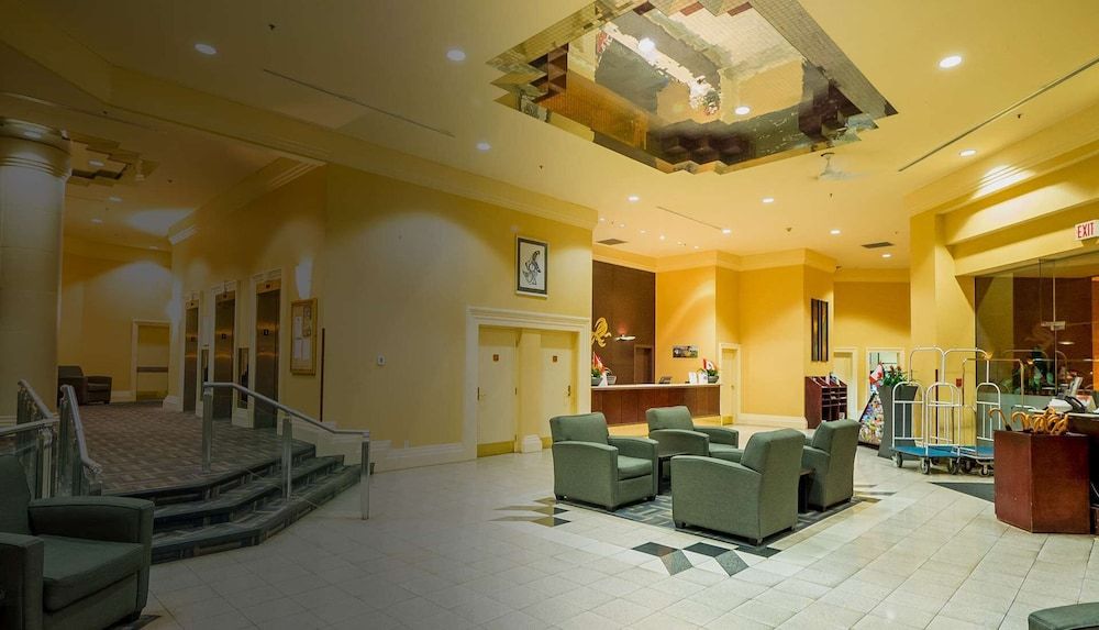 Rosedale on Robson Suite Hotel 2