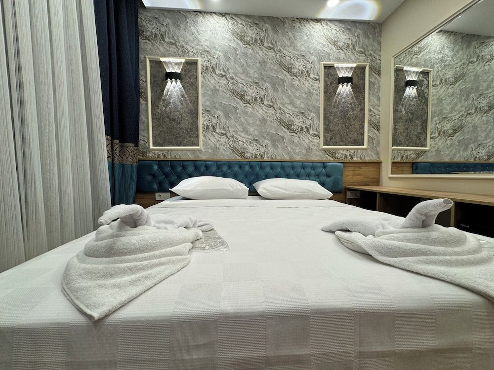 Riverside Hotel 2