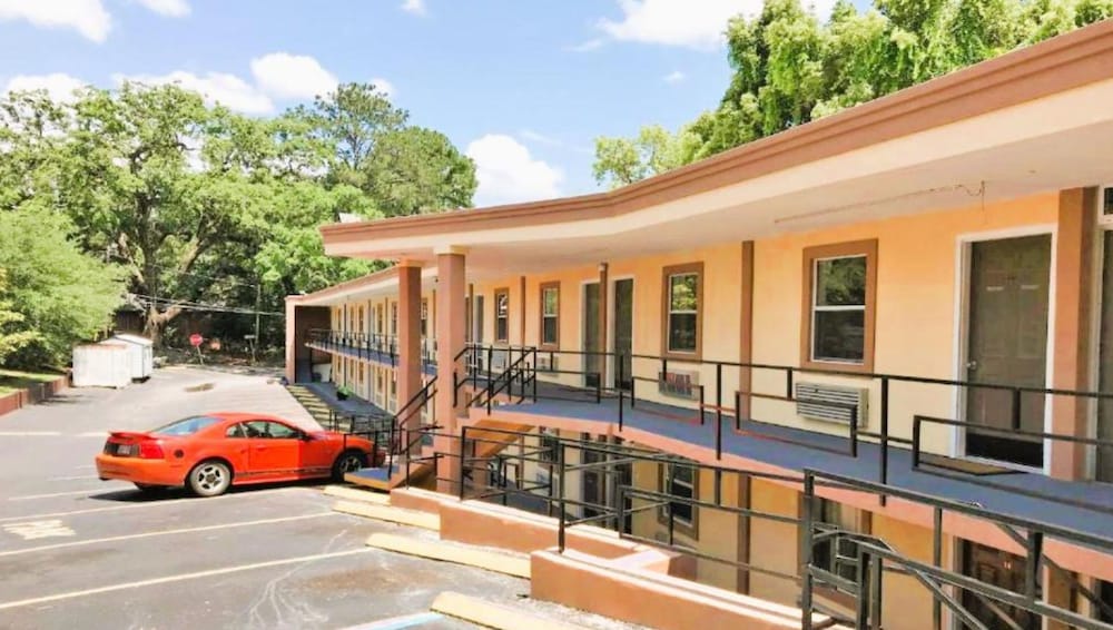 OYO Hotel Tallahassee Downtown 1