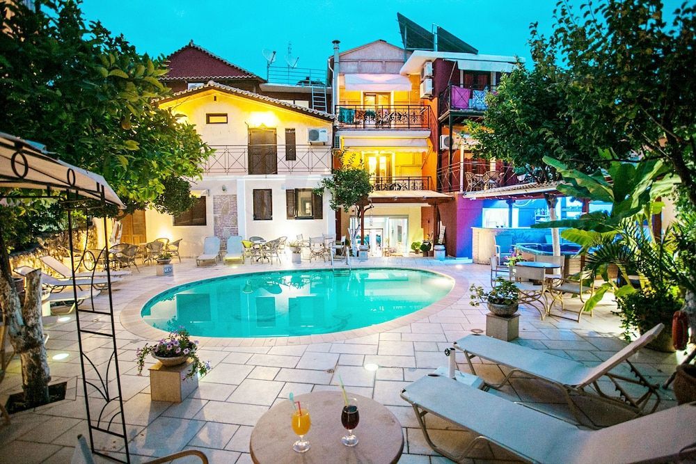 Paradise Hotel 1