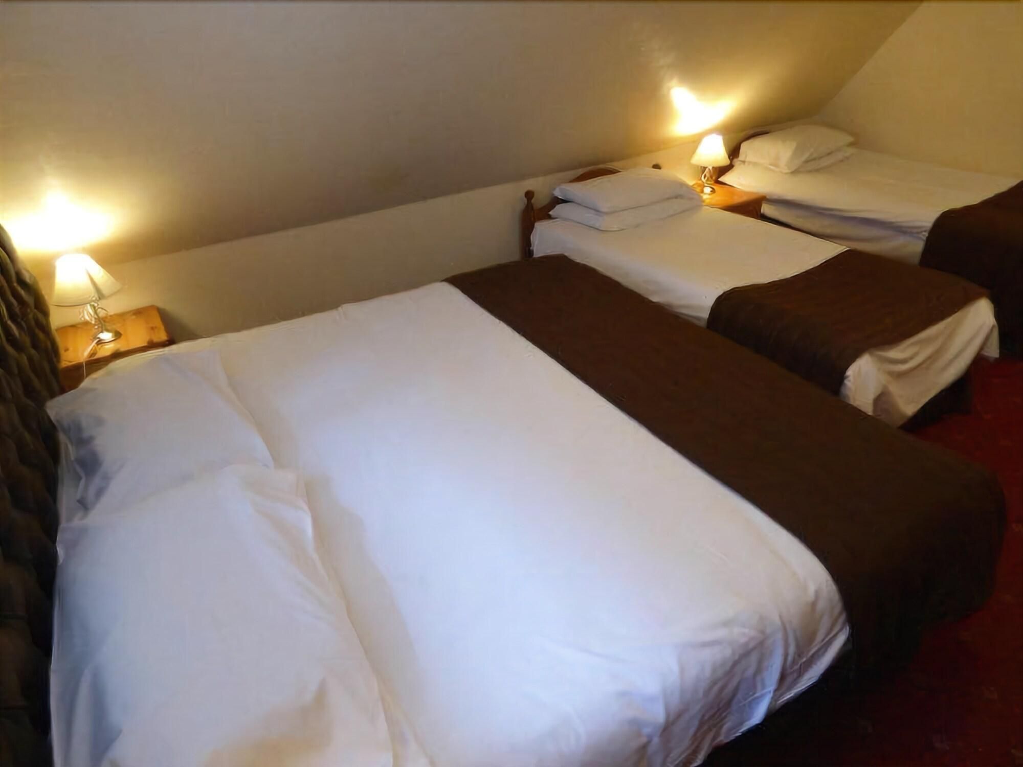 The Roundabout Hotel 1