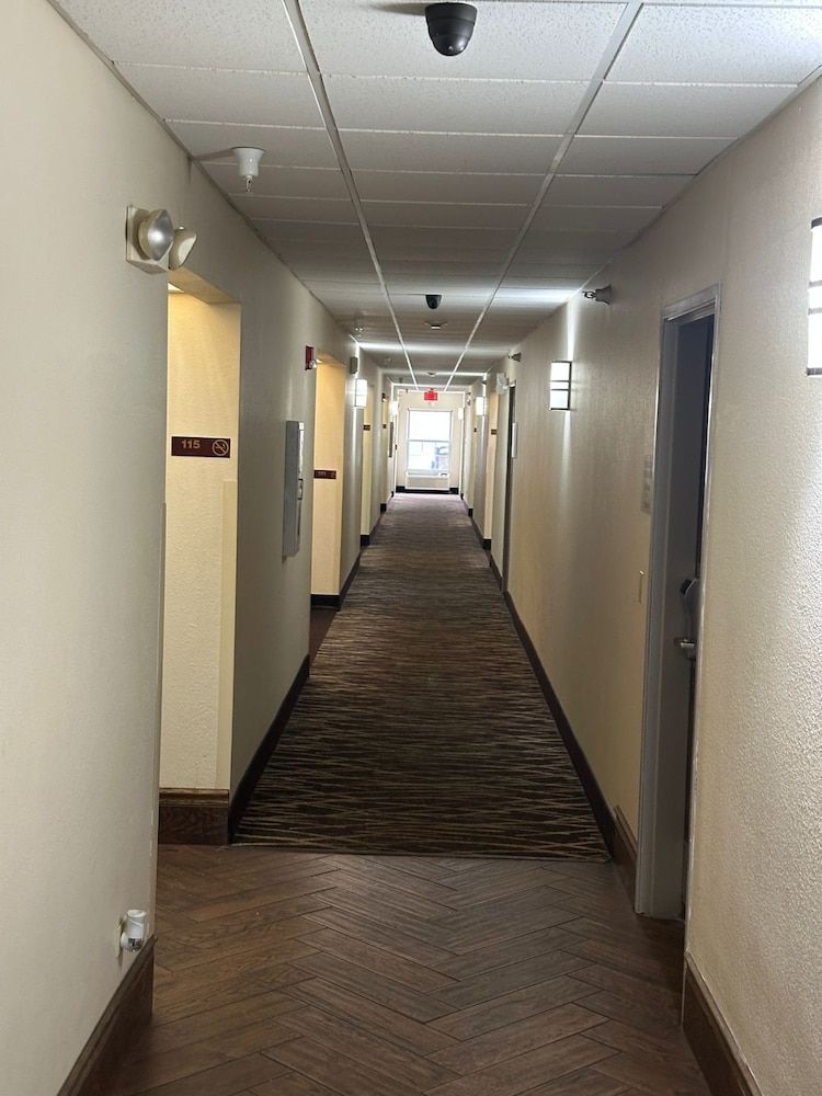 Econo Lodge Inn & Suites 2