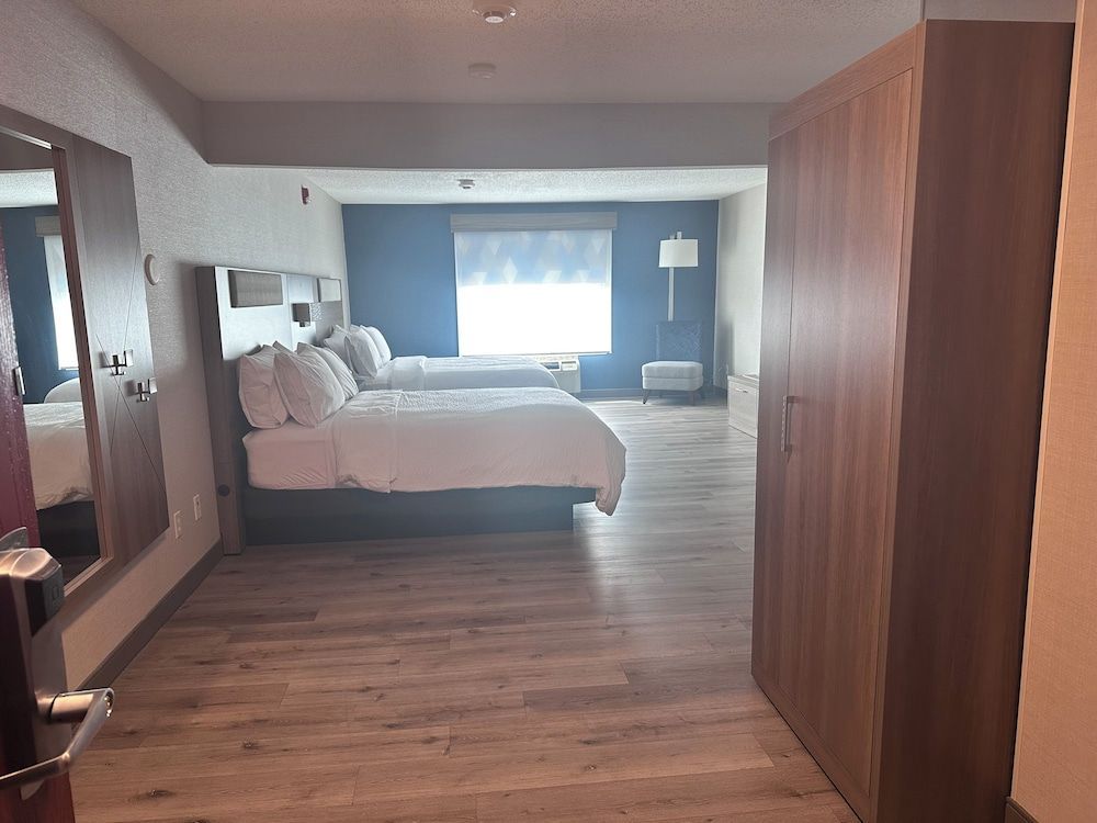 Holiday Inn Express & Suites Southfield - Detroit 2