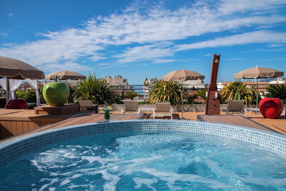Best Western Premier Le Patio des Artistes Wellness Jacuzzi 1