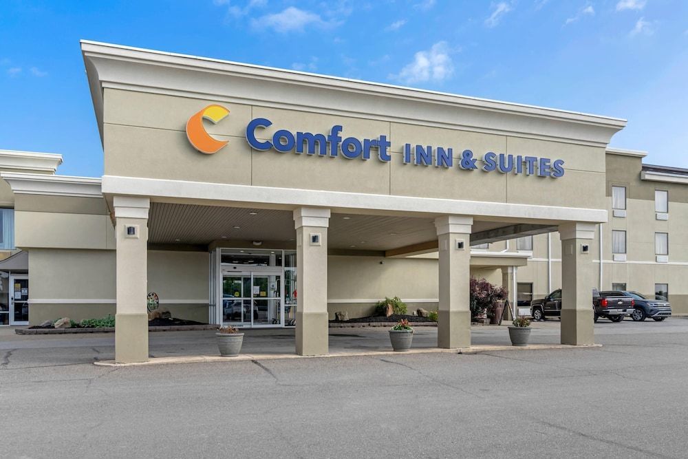 Comfort Inn & Suites Triadelphia - Wheeling 1