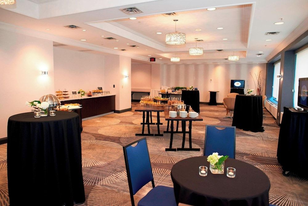 Courtyard by Marriott Toronto Downtown 2