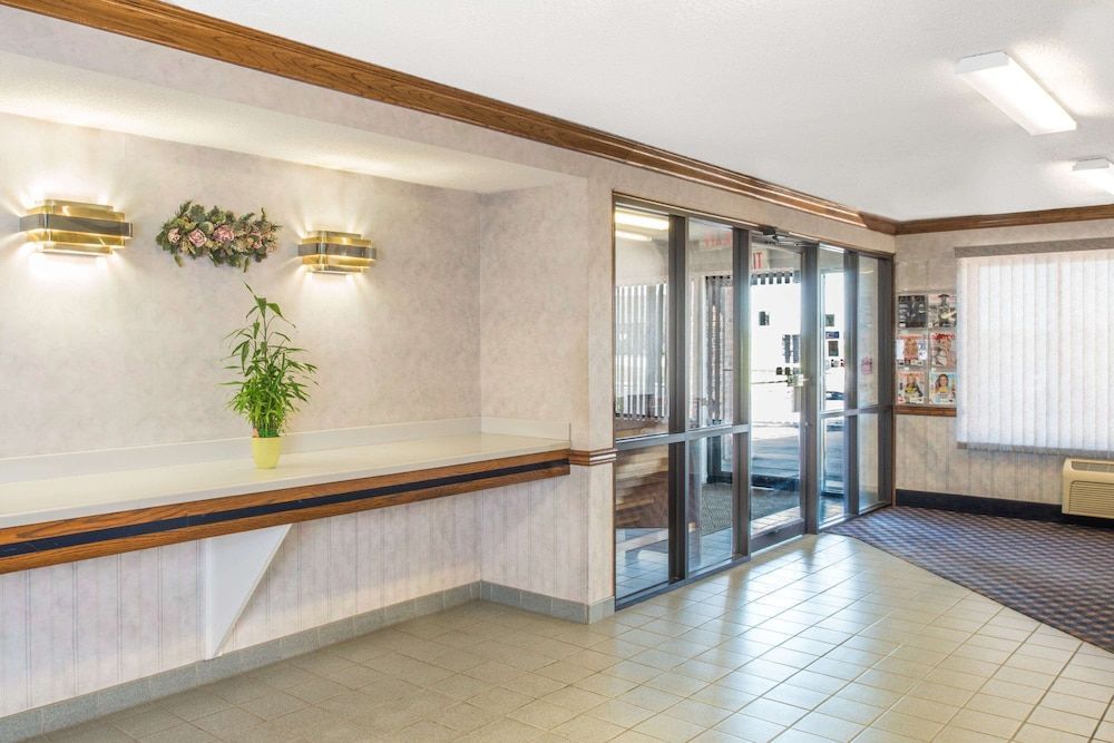 Days Inn by Wyndham Pontoon Beach 2