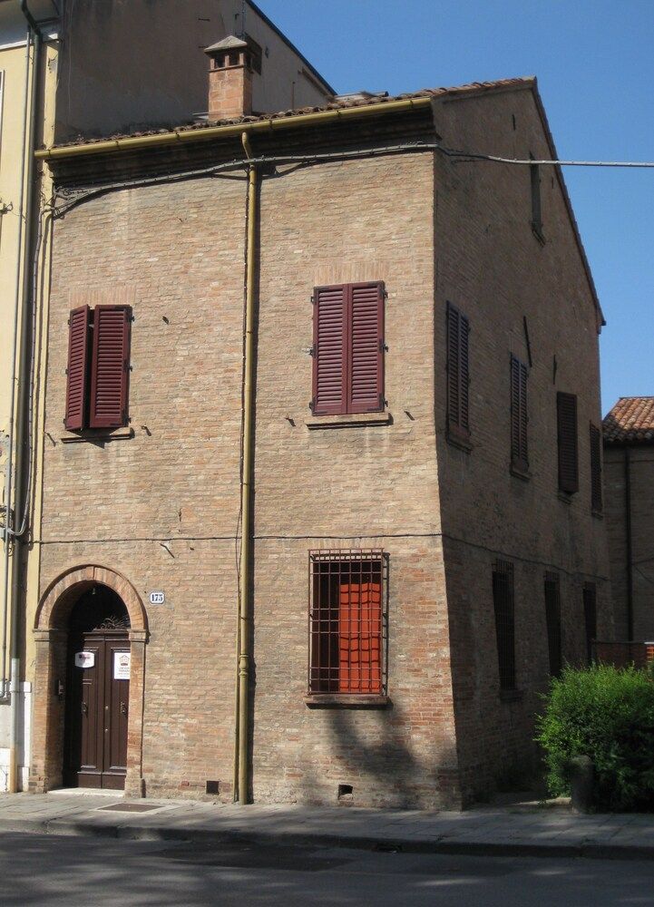 Low Cost Ferrara 1