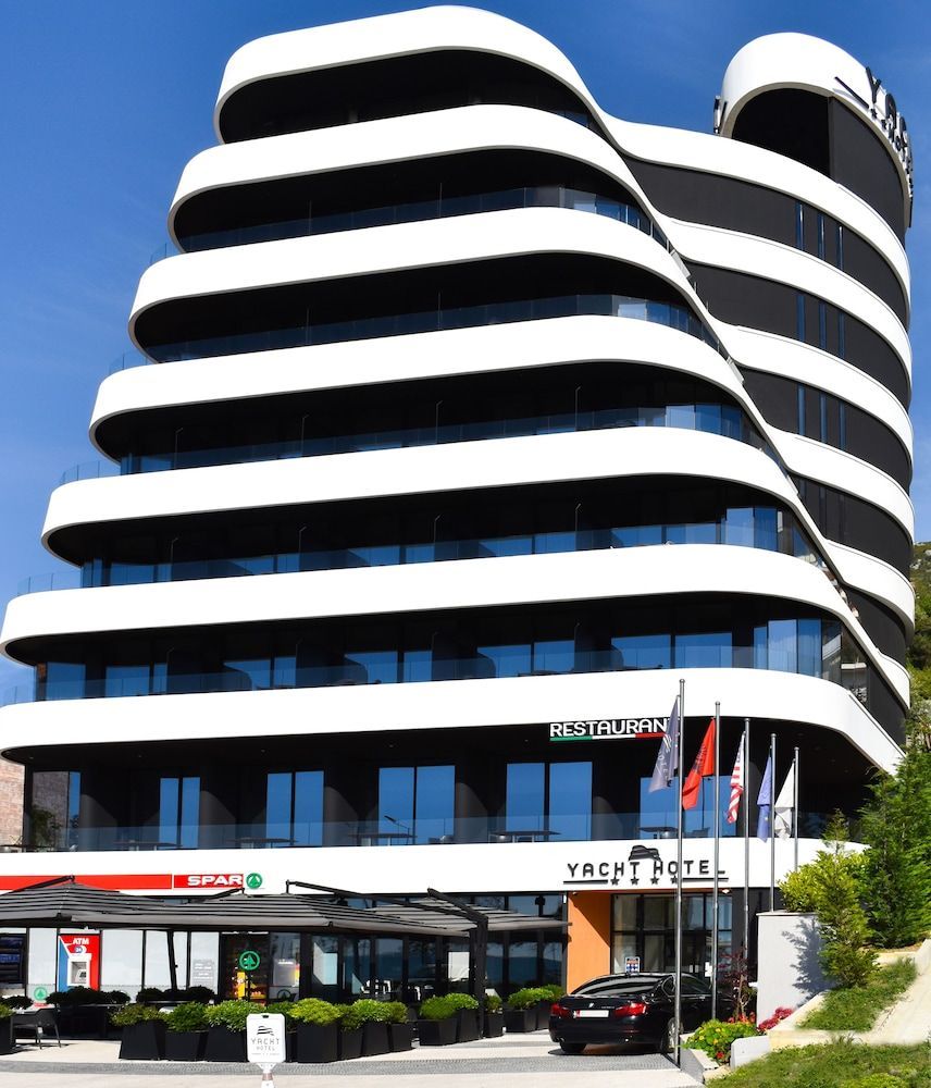 Yacht Hotel 1