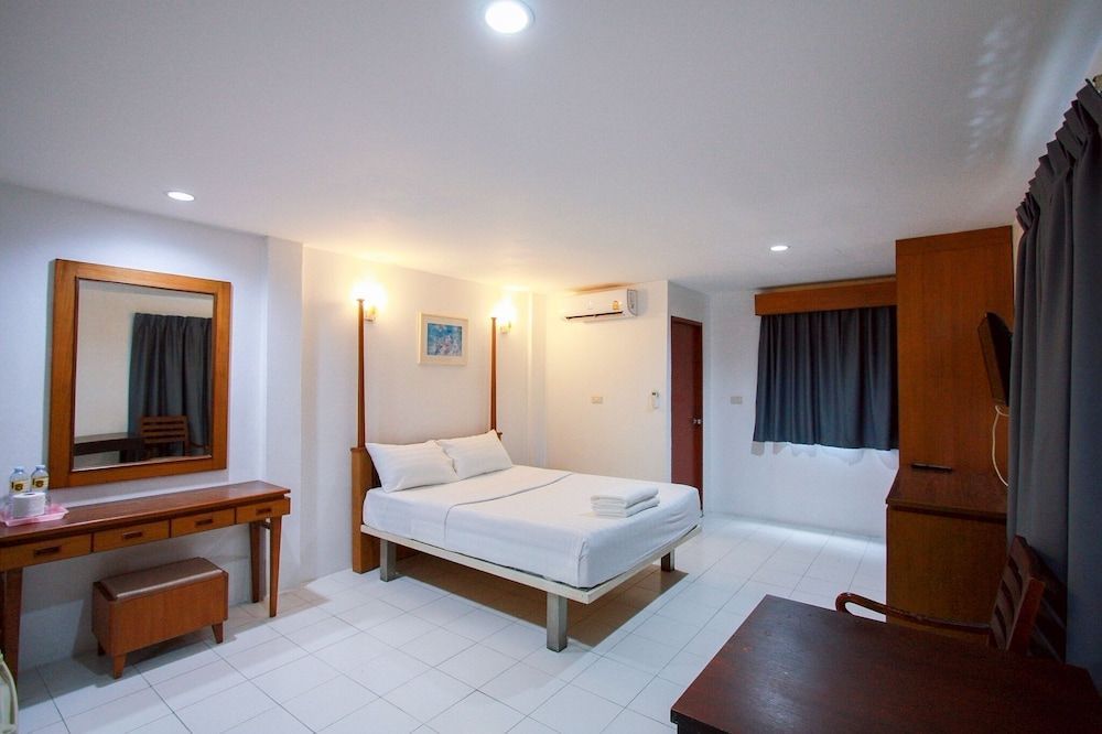 18 Coins Budget Hotel 1