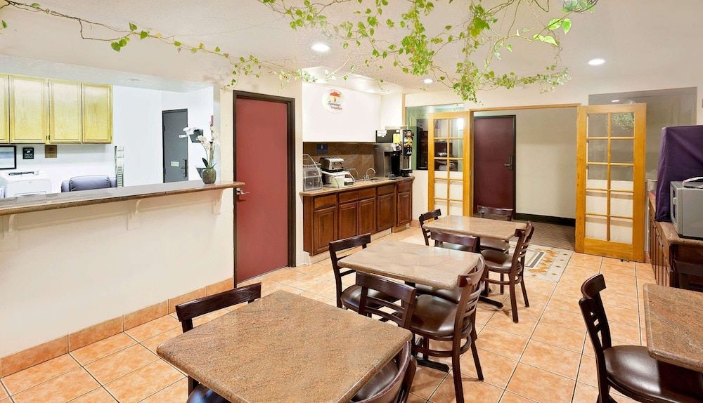 Super 8 by Wyndham Yucca Val/Joshua Tree Nat Pk Area 2