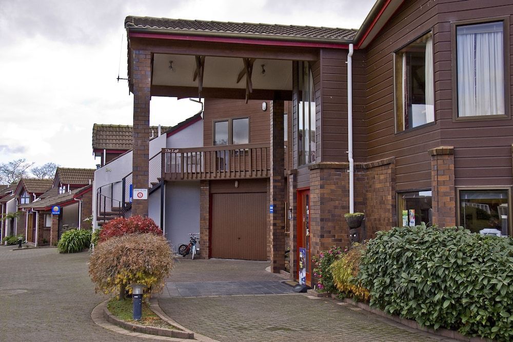 Cascades Lakefront Motel 2