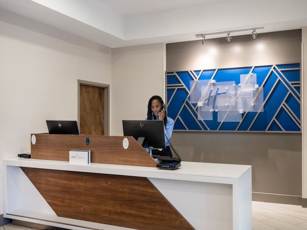 Holiday Inn Express & Suites GREENSBORO-(I-40 @ WENDOVER) by IHG 1