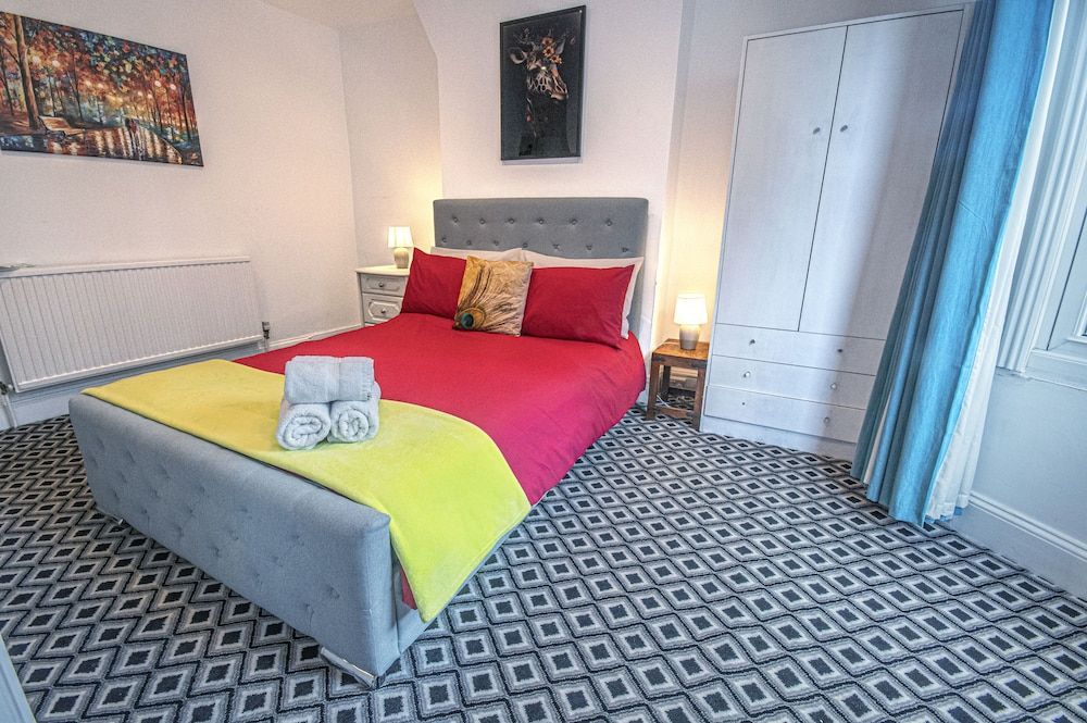 Central 3 - Bedroom Townhouse in Brighton with Parking 2