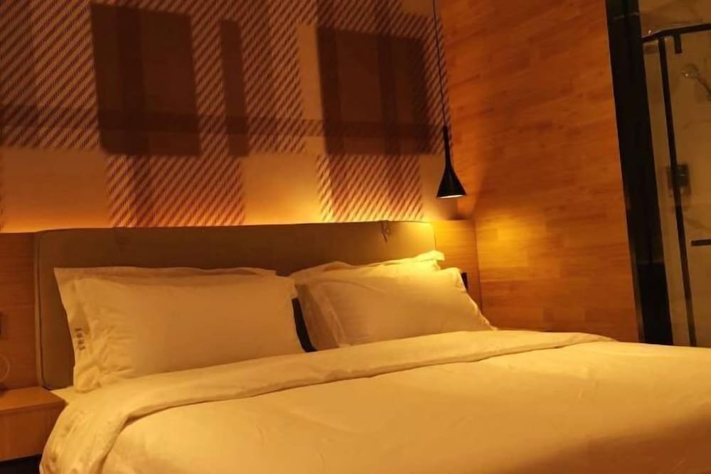 Moli Hotel (Guangzhou Yongqingfang Zhongshan 8th Road Subway Station) 2