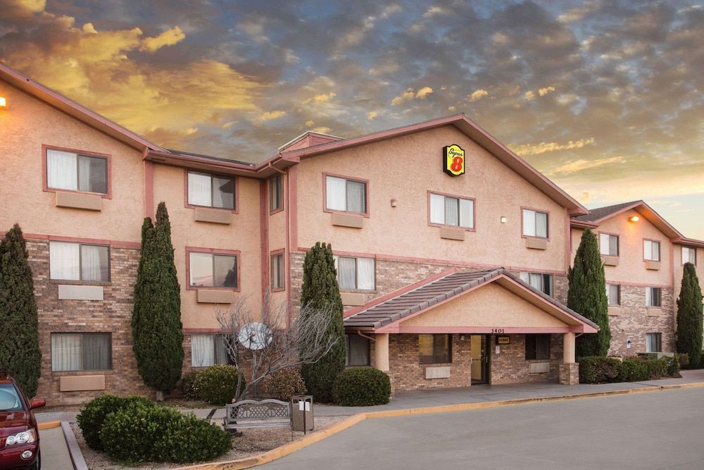 Super 8 by Wyndham Kingman 1