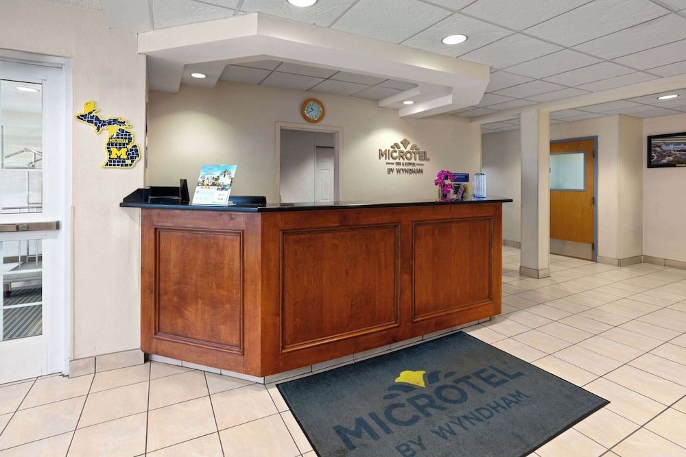 Microtel Inn & Suites by Wyndham Ann Arbor 2
